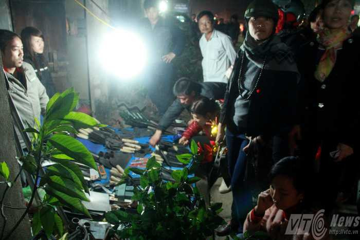 Hàng vạn người chen chân chợ Viềng 'bán rủi mua may'