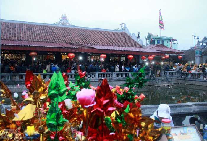 Hàng vạn người chen chân chợ Viềng 'bán rủi mua may'