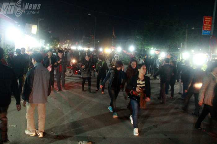 Hàng vạn người chen chân chợ Viềng 'bán rủi mua may'