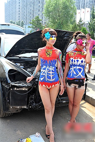  Đến lượt người mẫu sexy xuất hiện