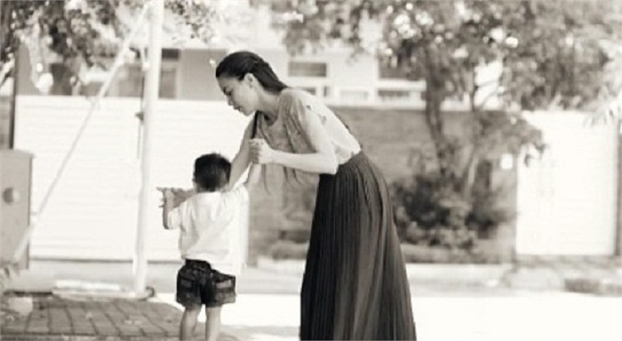 Bức ảnh đẹp khi Hồ Ngọc Hà dậy con trai Su Beo tập đi cách đây chưa lâu. Su Beo là kết quả của mối tình giữa Hà Hồ và đại gia Cường Đô la.