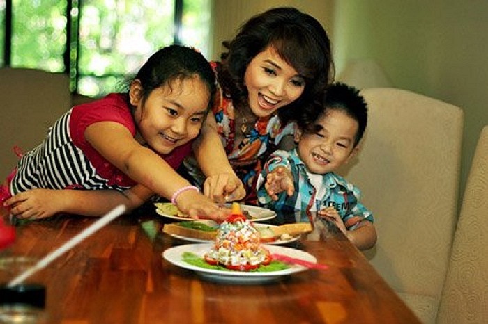 Ba mẹ con diễn viên Thu Huyền. Bên cạnh công việc kinh doanh thuận lợi, nữ diễn viên còn có một cuộc sống gia đình hạnh phúc viên mãn.