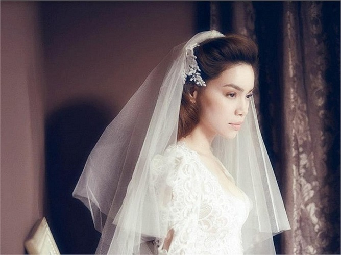 Mới đây, nữ HLV The Voice xuất hiện trong một bộ ảnh cưới cực đẹp. Trong sắc trắng thuần khiết của váy cưới, Hồ Ngọc Hà tràn đầy rạng rỡ và hạnh phúc.