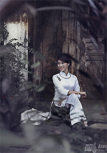 Khác với nhiều bạn trẻ khi thường lựa chọn những vườn đào, vườn hoa rực rỡ màu sắc để ghi lại những bộ ảnh đẹp, Phương Anh lại có chút hoài niệm khi tìm về những công trình kiến trúc cổ kính