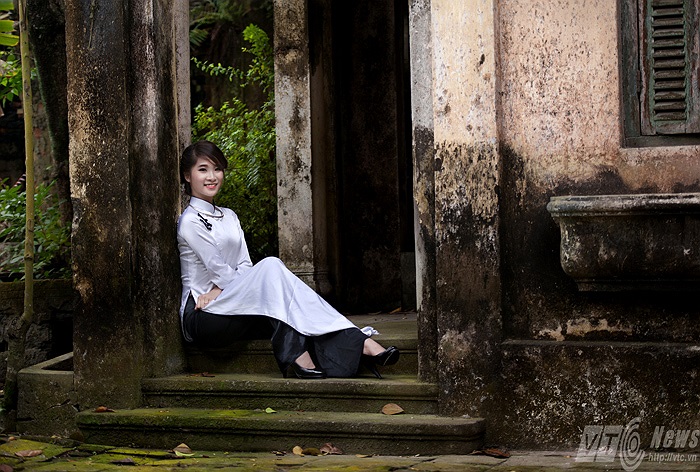 Những bậc thềm cổ kính rêu phong càng khiến cho nữ sinh xinh đẹp Phương Anh thêm nổi bật
