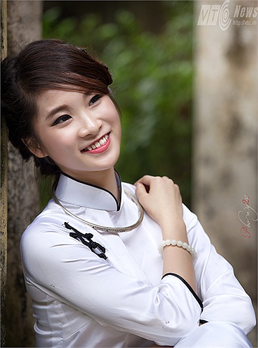 Trong bộ áo dài trắng tinh khôi, Phương Anh gợi nhớ về một thiếu nữ Hà Thành xưa giản dị, mộc mạc nhưng vẫn vô cùng quyến rũ