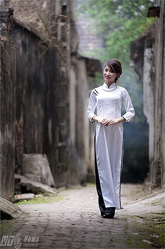 Những con đường làng lát gạch cổ kính như thêm nâng bước người thiếu nữ trẻ