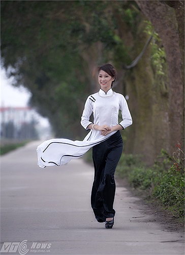 Trên con đường làng rộng thênh thang, vẻ đẹp của người thiếu nữ Hà Thành khiến bao chàng trai phải xiêu lòng