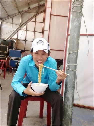 Hoài Linh vội vã ăn mì tôm cho kịp thời gian chạy sô. Thế mới biết, nghề diễn viên không chỉ có thảm đỏ và những giây phút lộng lẫy trên sân khấu.