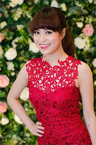 Diện chiếc váy ren màu đỏ quyến rũ, Hoàng Thùy Linh chưa bao giờ gợi cảm và căng tràn sức trẻ đến thế.