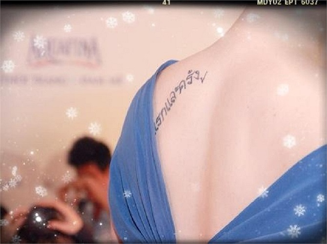 Trong một sự kiện gần đây, Hồng Quế diện một chiếc váy xanh khá trễ nải, khoe hình xăm cô dành tặng 'người ấy' mới đây được xăm cách đây vài hôm.