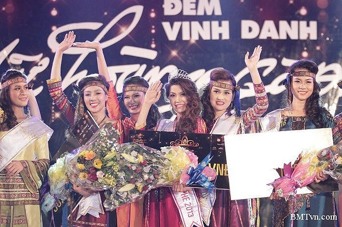 Miss Teen 2010 Nguyễn Lâm Diễm Trang chính thức trở thành Nữ hoàng cafe đầu tiên của Việt Nam.