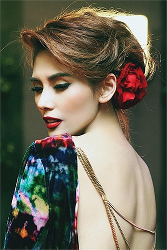 Á hậu Võ Hoàng Yến với góc chụp khoe được vẻ quyến rũ và gợi cảm.