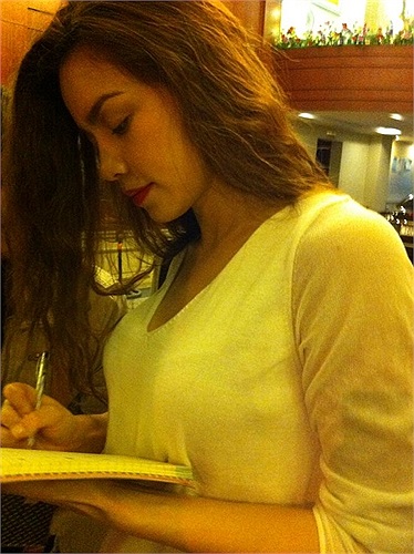 Hồ Ngọc Hà ở góc chụp nào cũng đẹp. Cô đang kí tặng fan sau một đêm diễn.