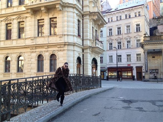 Bên cạnh Trần Thu Hà, Mỹ Linh, Thanh Lam và Hồng Nhung.