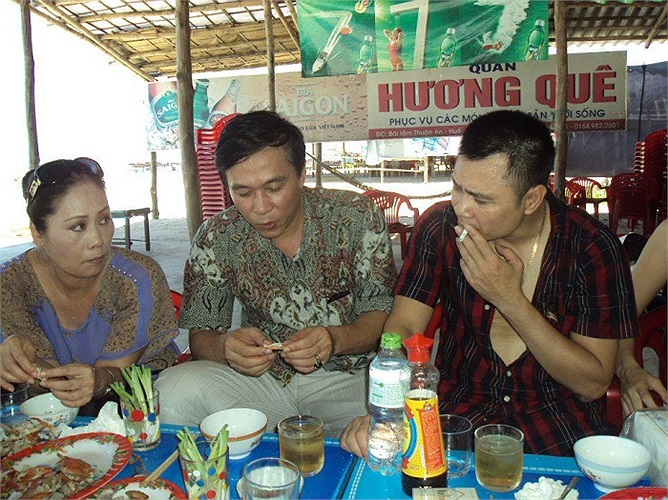 Tự Long tự động viên mình 'có khi phải bỏ thuốc'.