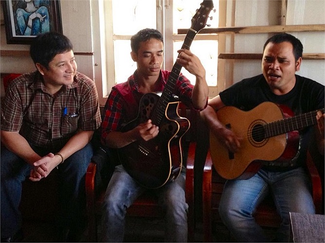 Chí Trung háo hức cùng ban nhạc phố núi khi đi công tác tại Pleiku.