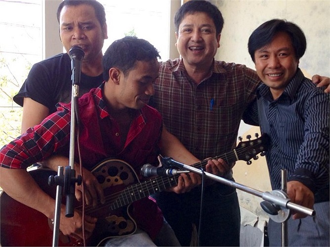 Một nghệ sĩ kịch hòa nhịp cùng những nghệ sĩ âm nhạc. Chí Trung luôn có những bức ảnh đi công tác rất thú vị như thế này.