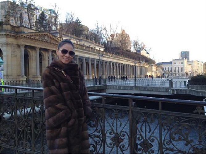 Thu Minh khoe ảnh đi du lịch cùng người chồng tỉ phú ở một vùng núi nổi tiếng của CH Séc.