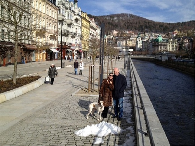 Thu Minh hạnh phúc viên mãn khi sự nghiệp thăng hoa và có một gia đình hạnh phúc, với người chồng luôn đứng sau sự nghiệp của vợ.