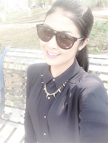 Hà Nội nắng đẹp, Ngọc Hân tranh thủ dạo phố và chụp ảnh 'tự sướng'. Cùng ngắm nhan sắc hoa hậu Việt Nam nghìn năm hương sắc.