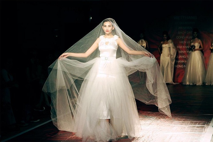 Siêu mẫu Hoàng Yến gầy gò trong bộ áo cưới trên sàn catwalk.