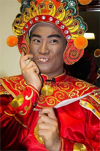 Công nghệ hóa trang đã biến một chàng ca sĩ có chiếc răng khểnh duyên dáng và đẹp trai thành ra nông nỗi này?