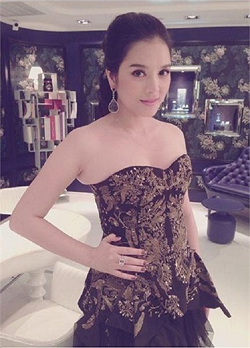 Lý Nhã Kỳ khoe chiếc váy sẽ mặc trong lễ trao giải Cánh diều vàng. Rất quyến rũ và gợi cảm.