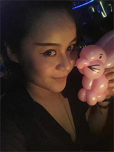 Yêu nữ hàng hiệu Vũ Hạnh Nguyên khoe chú thỏ bằng bóng bay. Lâu lắm rồi không thấy yêu nữ lên tiếng về kho hàng hiệu đồ sộ, cũng như dự định âm nhạc của mình.