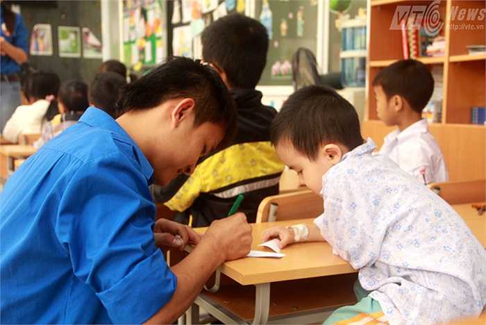 Lớp học không chỉ có một giáo viên mà thậm chí sẽ là hàng chục giáo viên dạy cho các em một lúc