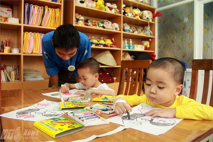 Hôm nay, những bạn sinh viên thuộc hội đồng hương Hà Tĩnh cũng nhiệt tình tham gia dạy các em nhỏ cắt ghép hình các con vật