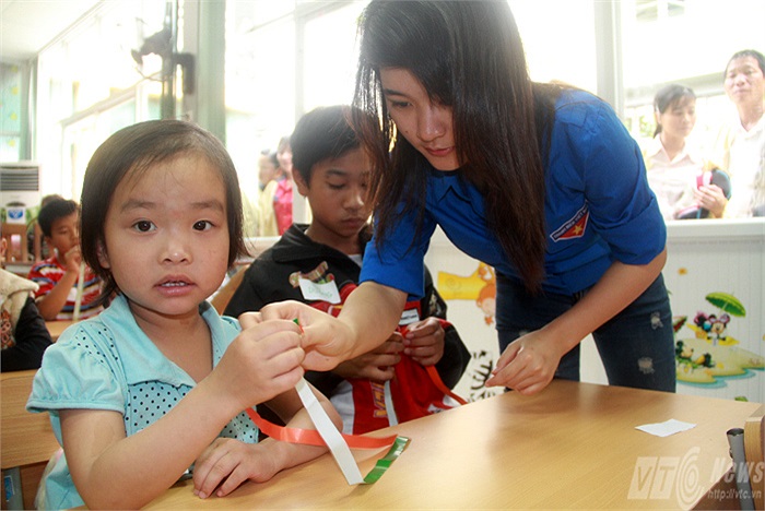 Lớp học cũng bắt đầu khá muộn, thường từ 9h30-10h, khi các em đã hoàn tất việc tiêm truyền, xét nghiệm vào đầu giờ sáng.