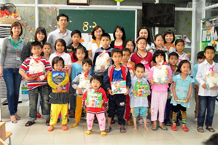 Lãnh đạo và cán bộ tập đoàn FPT rất vui mừng khi được mang những phần quà nhỏ bé gửi đến các em nhỏ tại lớp học Hy vọng (Bệnh viện Nhi Trung ương)