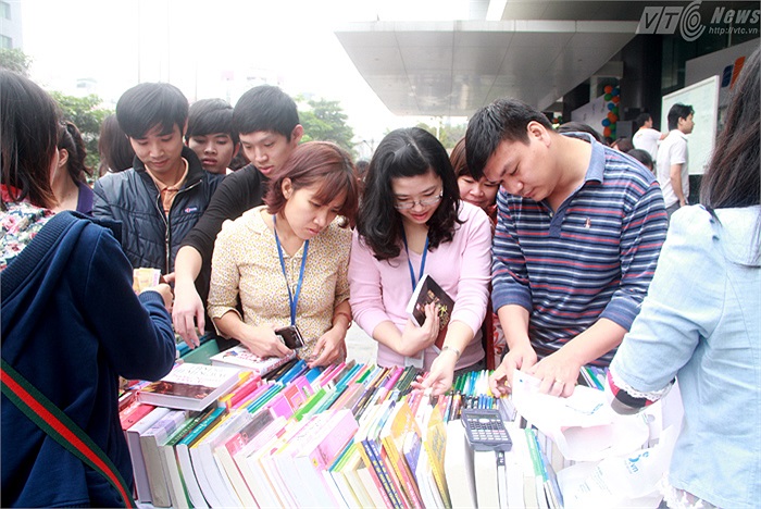 Trước đó, trong chương trình của Ngày vì cộng đồng của tập đoàn FPT, các cán bộ công nhân viên ở đây đã tiến hành quyên góp sách vở, truyện tranh để xây dựng tủ sách tặng các em nhỏ tại lớp học Hy vọng
