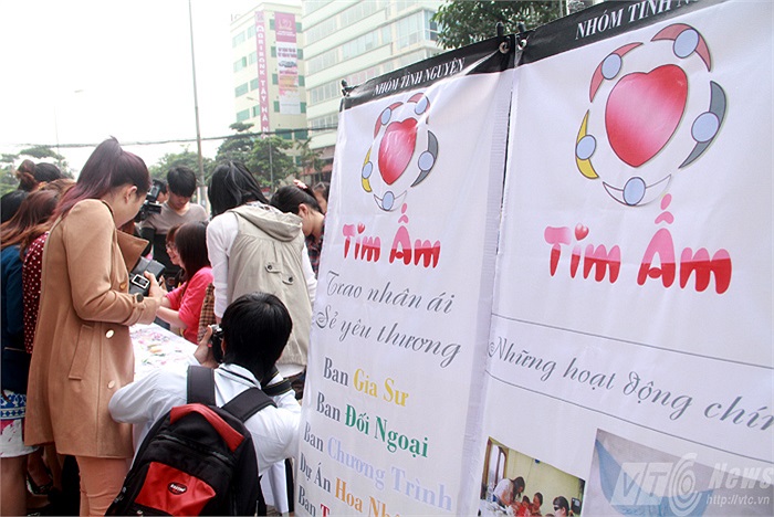 Những nhóm sinh viên trong các câu lạc bộ tình nguyện cũng tích cực tham gia vào ngày hội Vì cộng đồng nhằm chung tay giúp đỡ những cảnh đời bất hạnh