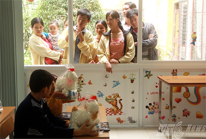 Điều đặc biệt là ngoài cửa sổ lớp học, các bậc phụ huynh luôn dõi theo từng hoạt động của con trong lớp