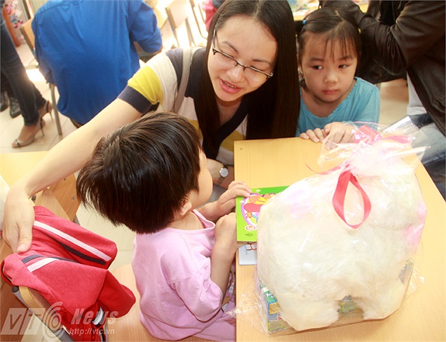 Những món quà cả về vật chất và tinh thần sẽ giúp các em nhỏ có thêm nghị lực để chiến đấu với bệnh tật 