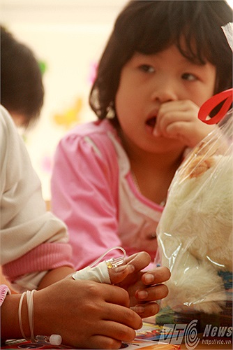 Hình ảnh những bàn tay vẫn còn nguyên kim truyền của các học sinh trong lớp học Hy vọng khiến ai cũng phải xúc động