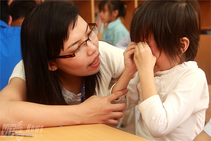Những tình nguyện viên ngoài việc dạy các em những trò chơi cũng kiêm luôn việc dỗ dành khi các em khóc