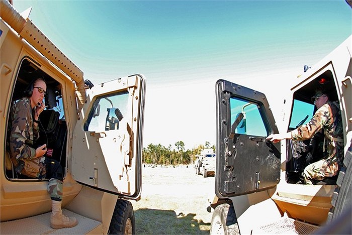 Ngoài bộ giáp thép chống bom, kính chống đạn của Cougar có thể chịu được đạn 12.7mm