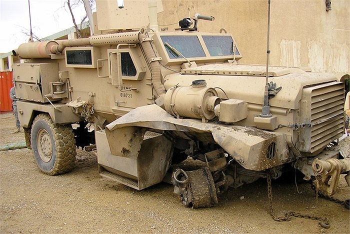 Sống sót sau một vụ tấn công của IED, chiếc Cougar về căn cứ với 3 bánh xe còn lại