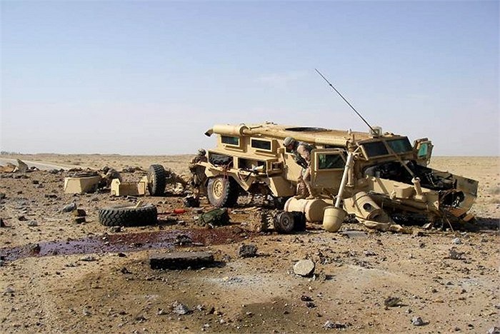 Một vụ tấn công nghiêm trọng của IED ở Iraq khiến chiếc Cougar bị hư hại hoàn toàn nhưng vẫn không có thương vong về người