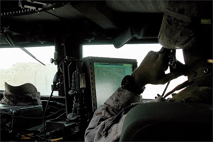 Người chỉ huy tổ lái được trang bị thêm một màn hình hỗ trợ về bản đồ và địa hình trên đường tuần tra