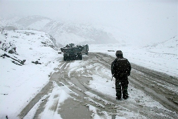 Vào mùa đông, các xe gần như chuyển sang dùng bánh xích toàn bộ