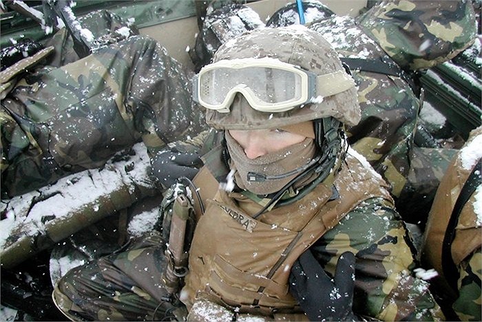 Các binh sĩ hành quân trong trời tuyết rơi ở Afghanistan