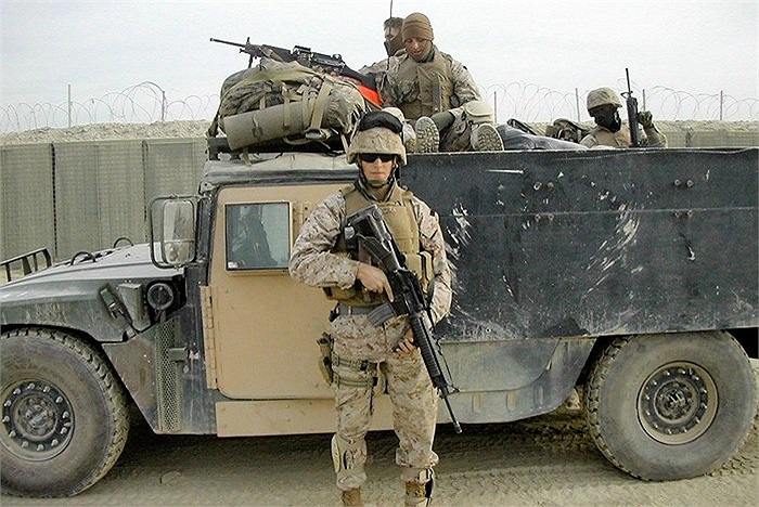 Khi các loại bom mìn tự chế IED phổ biến hơn, lớp giáp mỏng manh của Humvee ngày càng trở thành 'trò hề' trên chiến trường