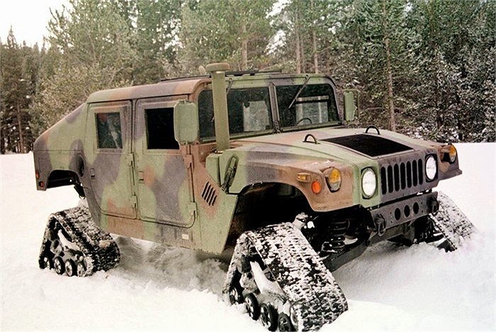 Thay thế bánh lốp thường bằng bánh xích giúp nó di chuyển dễ dàng trên bề mặt tuyết