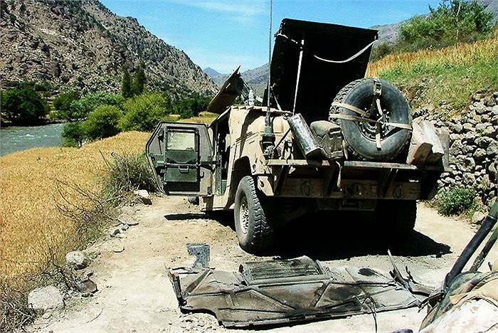 Chỉ có thần may mắn mới có thể giúp các binh sĩ thoát chết trong những vụ tấn công của IED nhằm vào Humvee