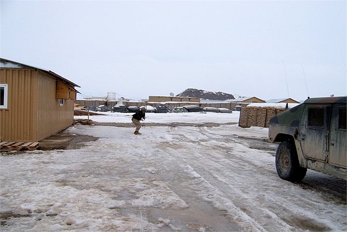 Mặc dù có nhiều hạn chế và bị thay thế nhưng Humvee vẫn còn có thể phục vụ trong nhiều nhiệm vụ khác, ví dụ như kéo các binh sĩ trượt tuyết như trong ảnh