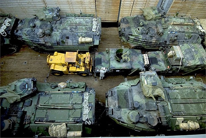 Xe lội nước thường được xếp ở khoang đáy của các tàu đổ bộ tấn công